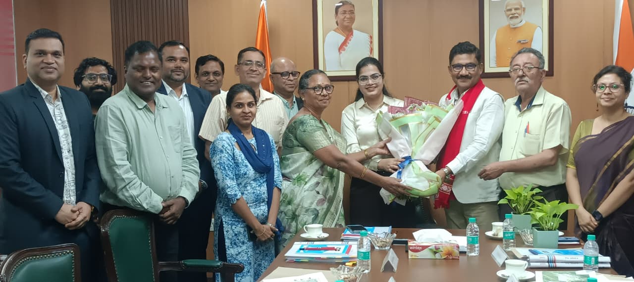 AIASL Team felicitating Shri Manoj Kumar, IRS, Jt. Secy, DIPAM and Board Member of AIASL, after completion of his term. Also, welcomed Smt Priyanka Das, IAS, Jt. Secy. MoCA and Board Member of AIASL. 